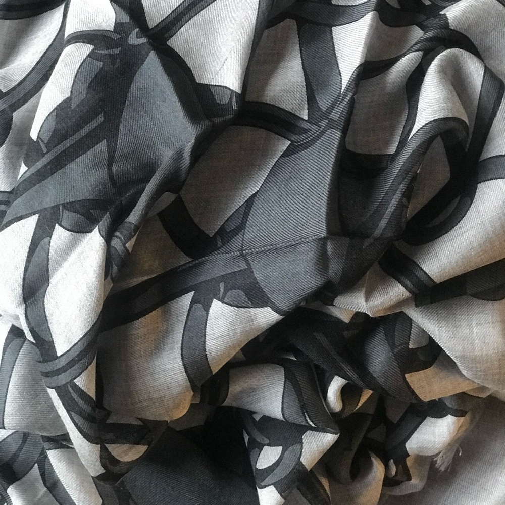 GUCCI modal Scarf/wrap - Picture 3 of 12